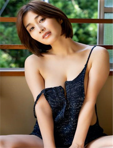 《正在播放夫の前で痴汉に绝顶-瑠川莉娜》