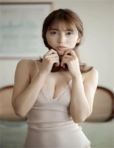 《一边下奶一吃敷面膜视频-丰满女警k8经典片》