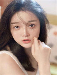《萌白酱甜味弥漫JK学生装制服-看B站的夜月直播》